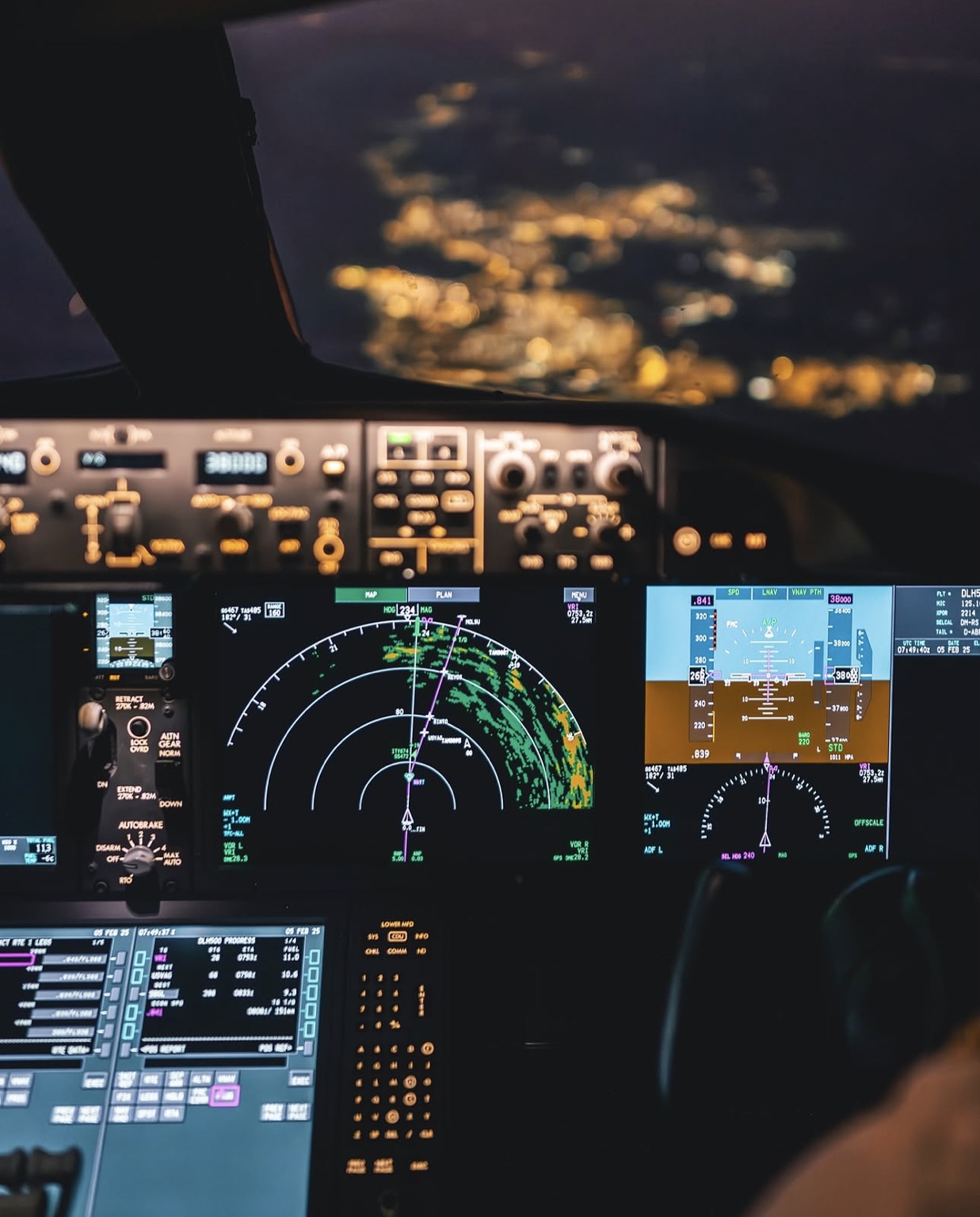 Cabina e instrumentos de vuelo durante una operación nocturna