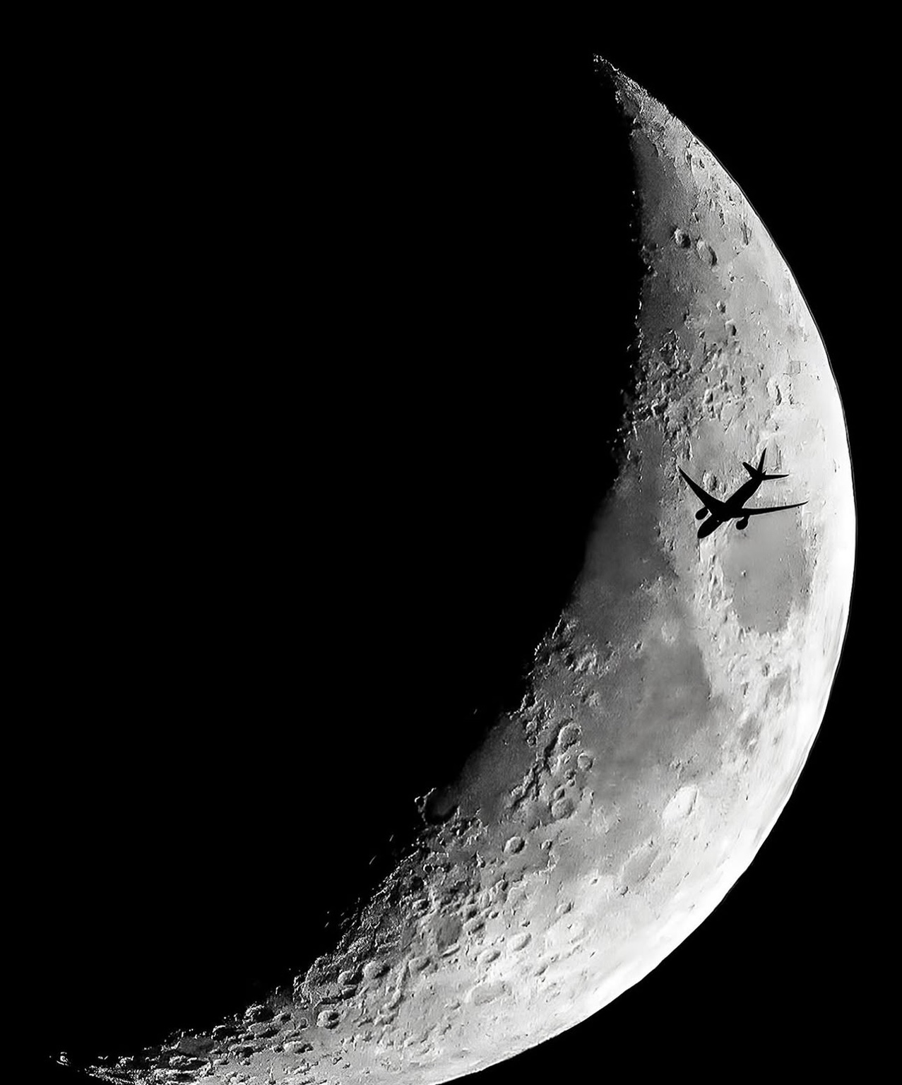 Silueta de una aeronave frente a la luna